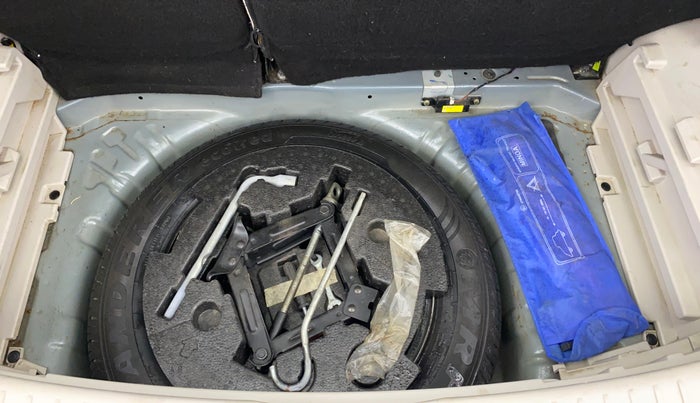 2021 Mahindra XUV300 W8 (O) 1.2 PETROL AMT, Petrol, Automatic, 57,357 km, Spare Tyre