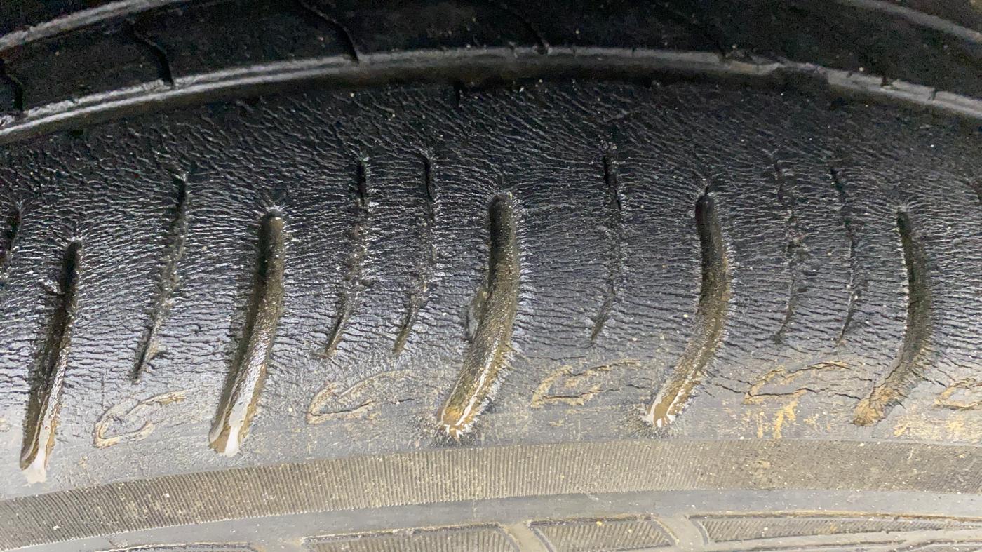 2021 Mahindra XUV300 W8 (O) 1.2 PETROL AMT, Petrol, Automatic, 57,357 km, Right Front Tyre Tread
