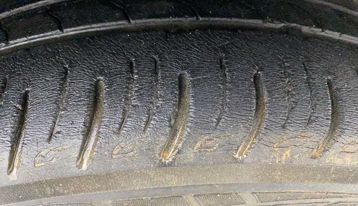 2021 Mahindra XUV300 W8 (O) 1.2 PETROL AMT, Petrol, Automatic, 57,357 km, Right Front Tyre Tread