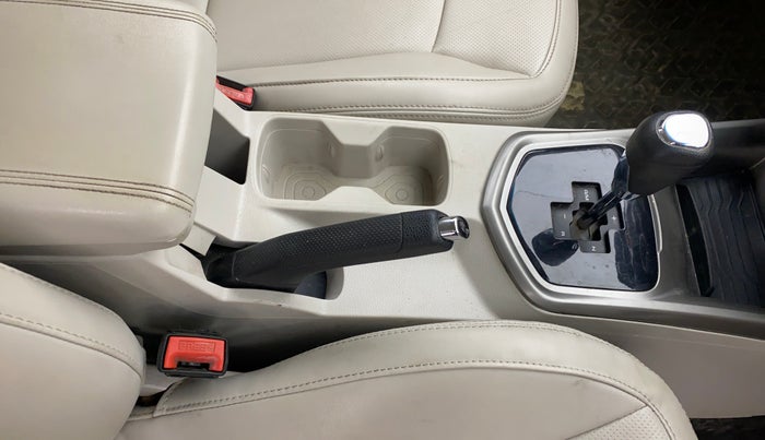 2021 Mahindra XUV300 W8 (O) 1.2 PETROL AMT, Petrol, Automatic, 57,357 km, Gear Lever