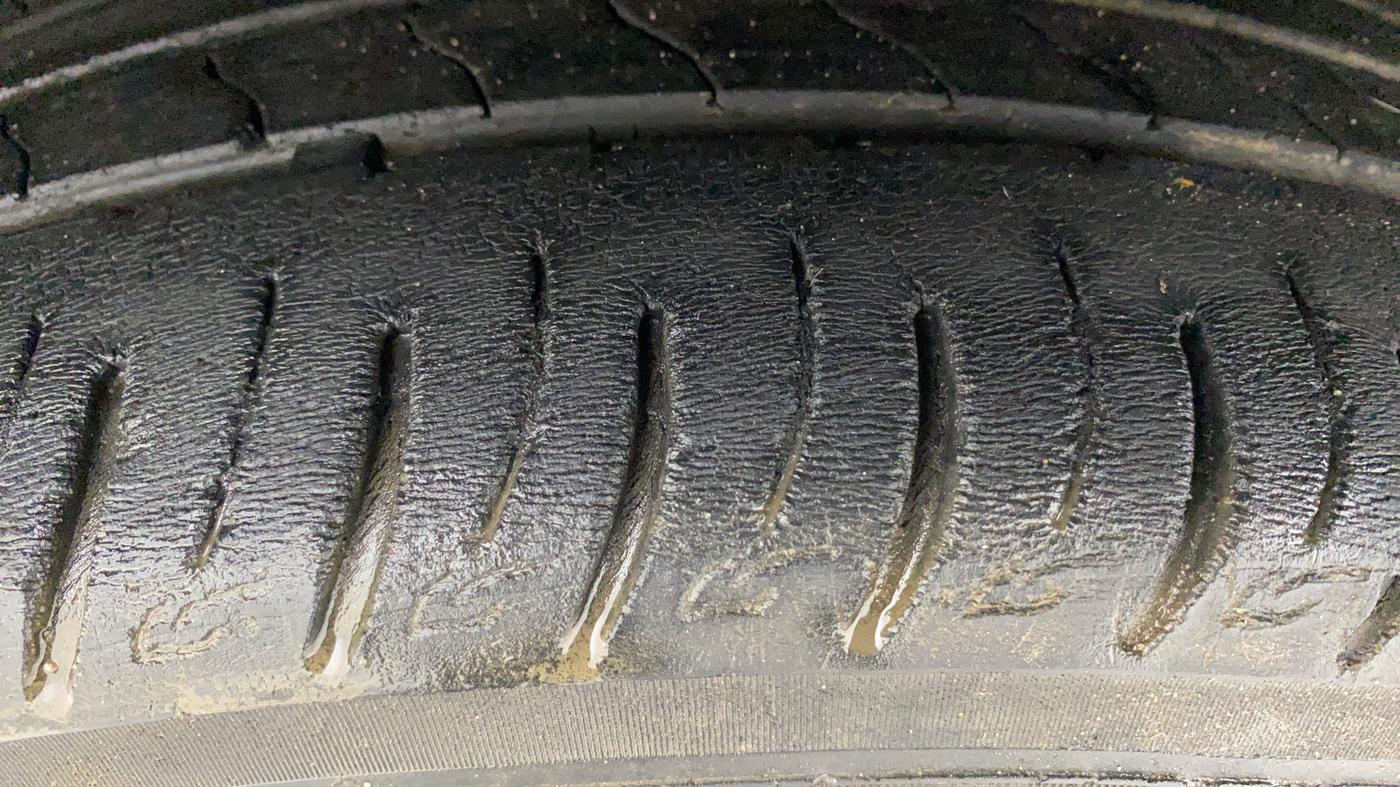 2021 Mahindra XUV300 W8 (O) 1.2 PETROL AMT, Petrol, Automatic, 57,357 km, Left Front Tyre Tread