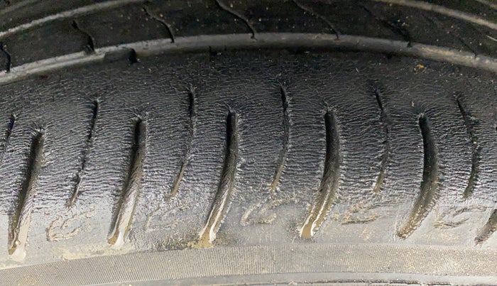 2021 Mahindra XUV300 W8 (O) 1.2 PETROL AMT, Petrol, Automatic, 57,357 km, Left Front Tyre Tread