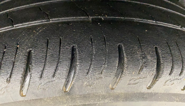 2021 Mahindra XUV300 W8 (O) 1.2 PETROL AMT, Petrol, Automatic, 57,357 km, Right Rear Tyre Tread