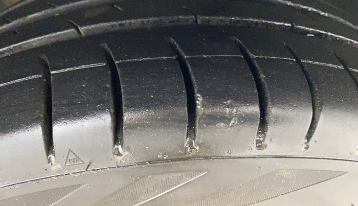 2016 Volkswagen Ameo HIGHLINE1.5L, Diesel, Manual, 1,12,892 km, Right Front Tyre Tread