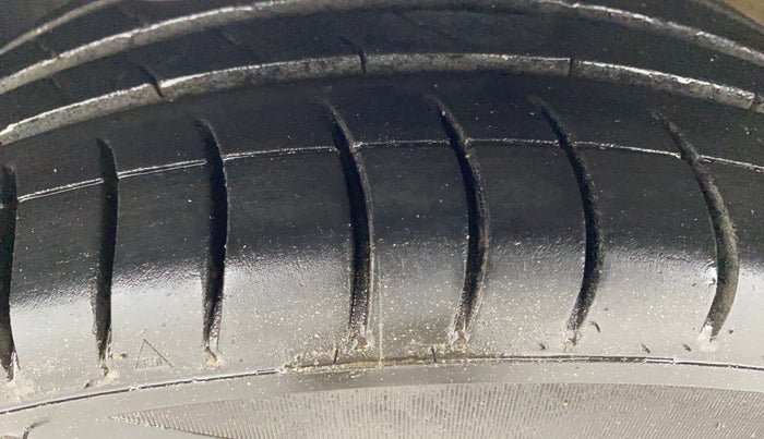 2016 Volkswagen Ameo HIGHLINE1.5L, Diesel, Manual, 1,12,892 km, Left Front Tyre Tread