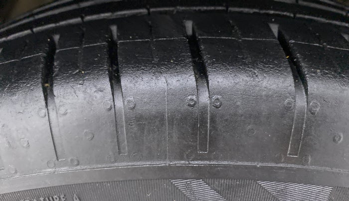 2021 Mahindra XUV300 W6 1.5 DIESEL, Diesel, Manual, 36,372 km, Right Front Tyre Tread
