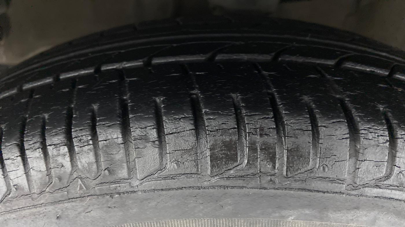2013 Hyundai i10 SPORTZ 1.2 AT KAPPA2, Petrol, Automatic, 39,640 km, Left Front Tyre Tread