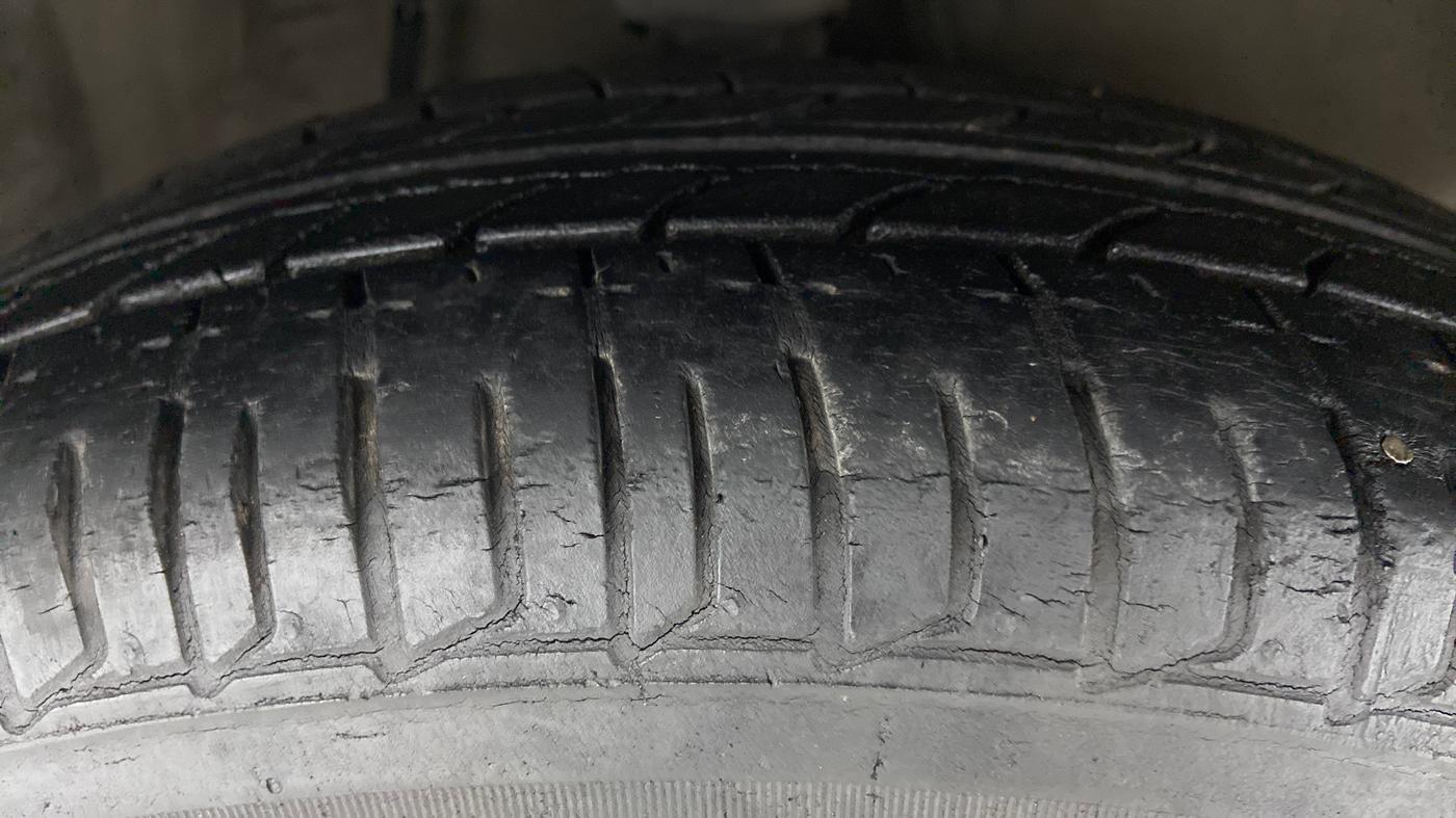 2013 Hyundai i10 SPORTZ 1.2 AT KAPPA2, Petrol, Automatic, 39,640 km, Right Front Tyre Tread