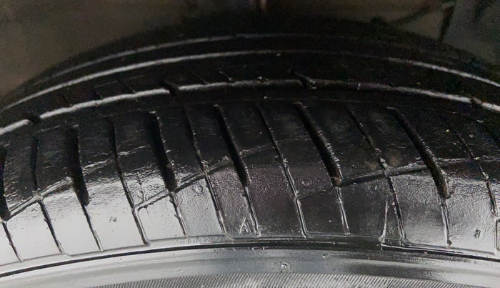 2015 Maruti Ciaz  ZDI SHVS, Diesel, Manual, 1,23,834 km, Right Front Tyre Tread