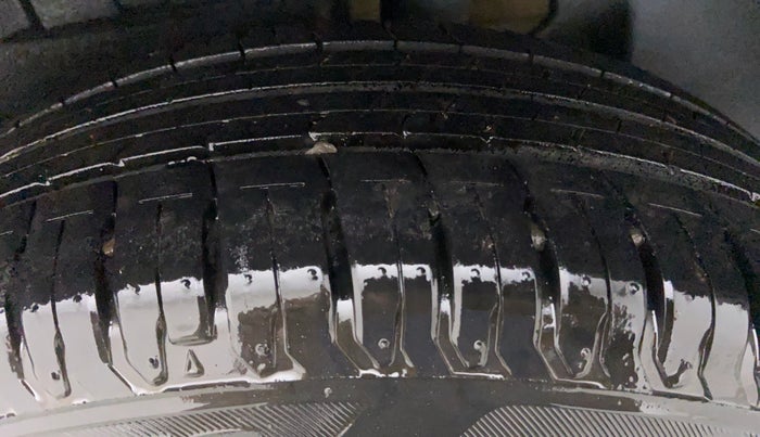 2020 Maruti Dzire ZXI, Petrol, Manual, 13,502 km, Right Front Tyre Tread