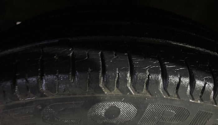 2018 Maruti Dzire VXI, Petrol, Manual, 32,318 km, Left Front Tyre Tread