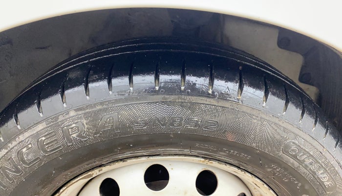 2015 Hyundai Eon D-LITE+, CNG, Manual, 1,10,658 km, Right Front Tyre Tread