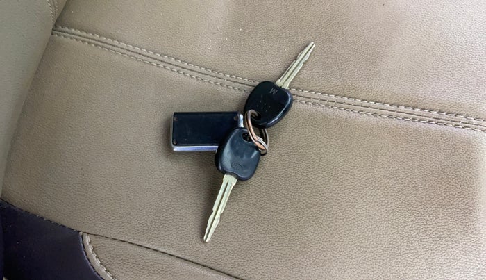 2015 Hyundai Eon D-LITE+, CNG, Manual, 1,10,658 km, Key Close Up