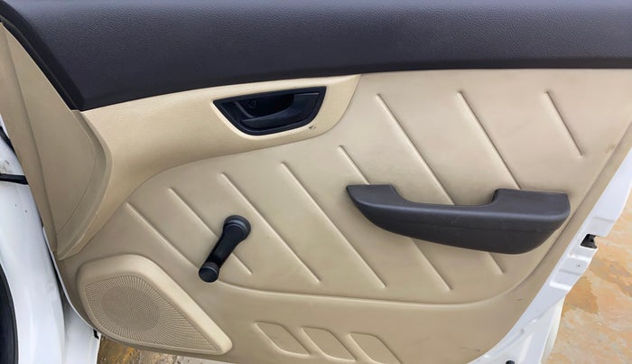 2015 Hyundai Eon D-LITE+, CNG, Manual, 1,10,658 km, Driver Side Door Panels Control