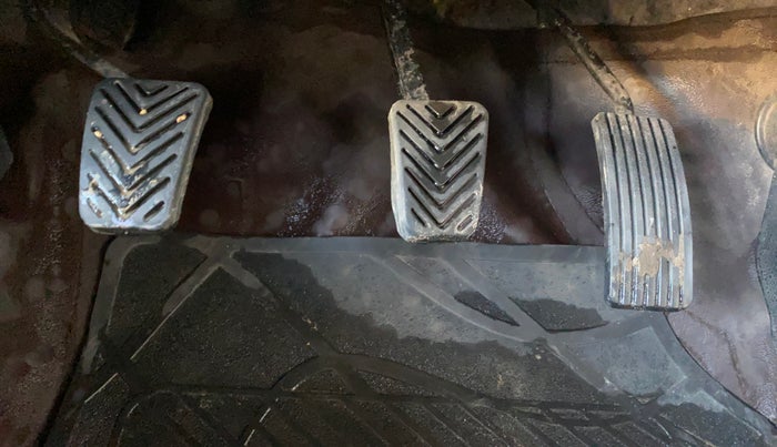 2015 Hyundai Eon D-LITE+, CNG, Manual, 1,10,658 km, Pedals