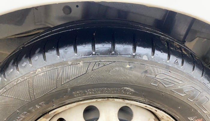 2015 Hyundai Eon D-LITE+, CNG, Manual, 1,10,658 km, Left Rear Tyre Tread