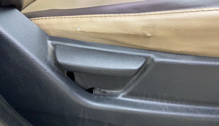 2015 Hyundai Eon D-LITE+, CNG, Manual, 1,10,658 km, Driver Side Adjustment Panel