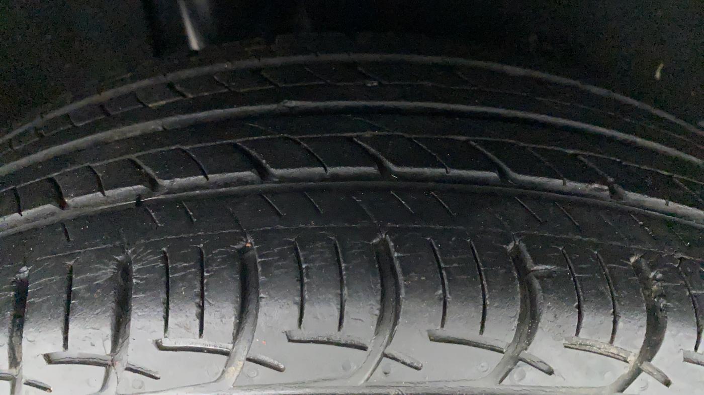 2017 Maruti Baleno DELTA PETROL 1.2, Petrol, Manual, 17,506 km, Right Front Tyre Tread