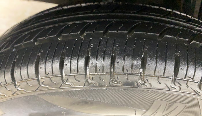 2018 Renault Kwid RXT 1.0 AMT, Petrol, Automatic, 51,234 km, Right Rear Tyre Tread