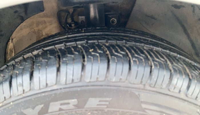 2017 Skoda Rapid AMBITION 1.5 TDI, Diesel, Manual, 1,21,653 km, Right Front Tyre Tread