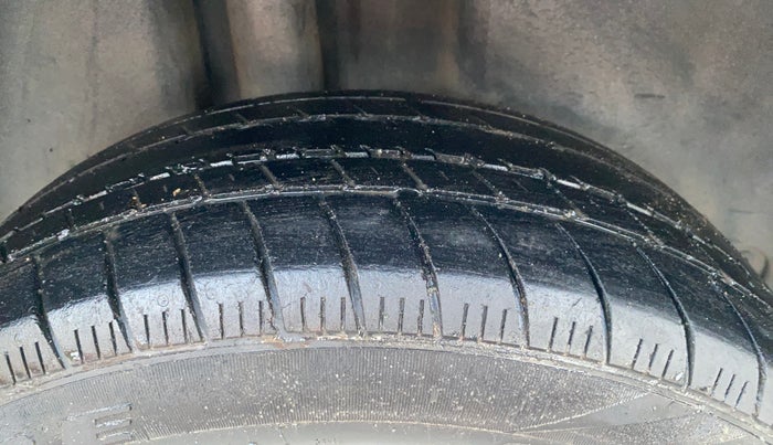 2017 Skoda Rapid AMBITION 1.5 TDI, Diesel, Manual, 1,21,653 km, Right Rear Tyre Tread