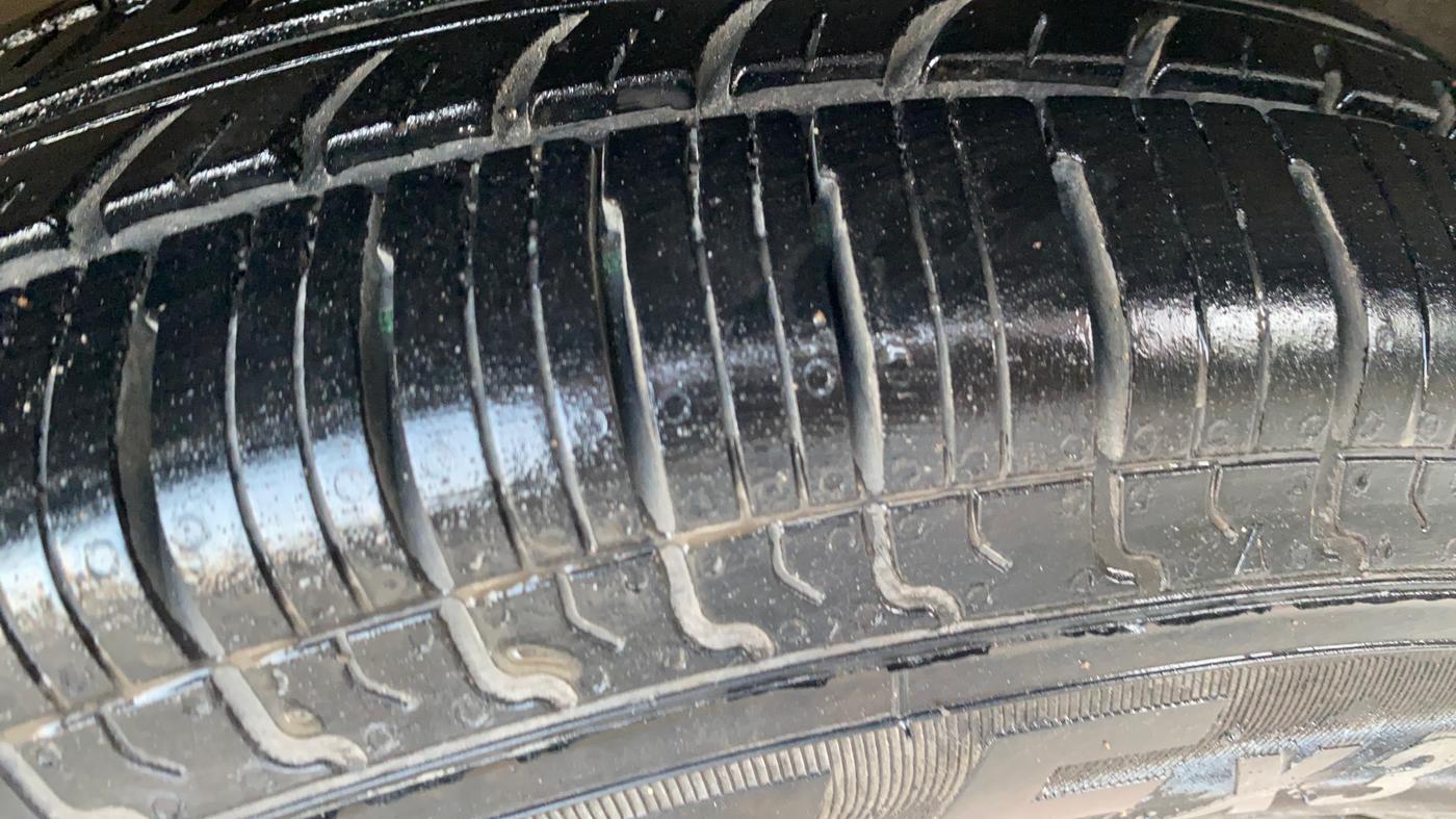 2020 Maruti Dzire VXI, CNG, Manual, 1,27,423 km, Right Front Tyre Tread