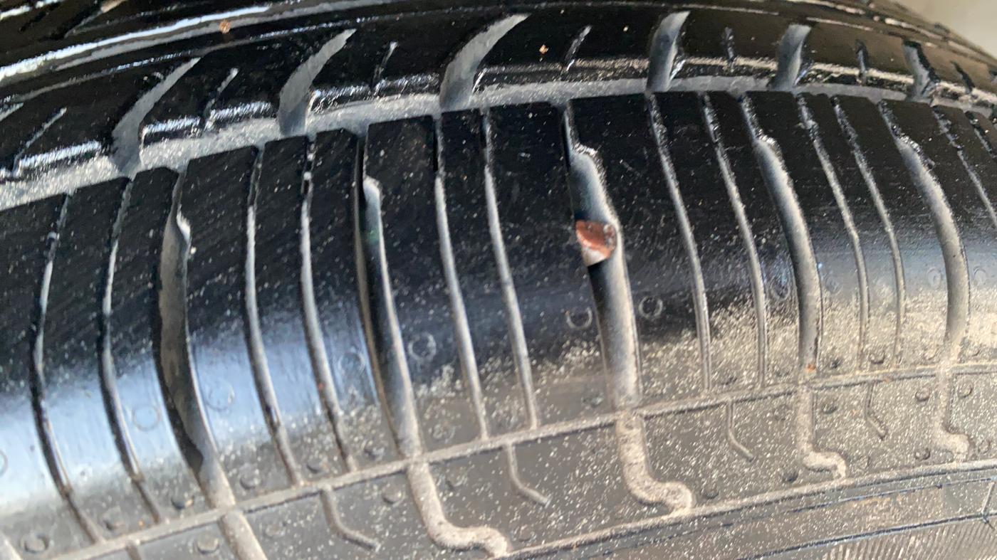 2020 Maruti Dzire VXI, CNG, Manual, 1,27,423 km, Left Front Tyre Tread