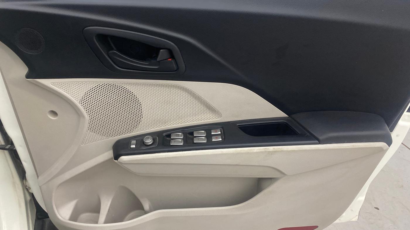 2019 Mahindra XUV300 W6 1.5 DIESEL, Diesel, Manual, 1,09,569 km, Driver Side Door Panels Control