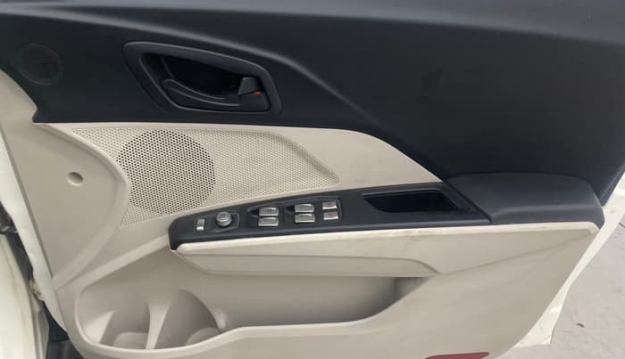 2019 Mahindra XUV300 W6 1.5 DIESEL, Diesel, Manual, 1,09,569 km, Driver Side Door Panels Control