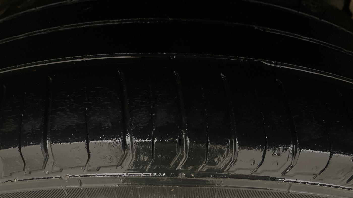 2019 Mahindra XUV300 W6 1.5 DIESEL, Diesel, Manual, 1,09,569 km, Right Rear Tyre Tread