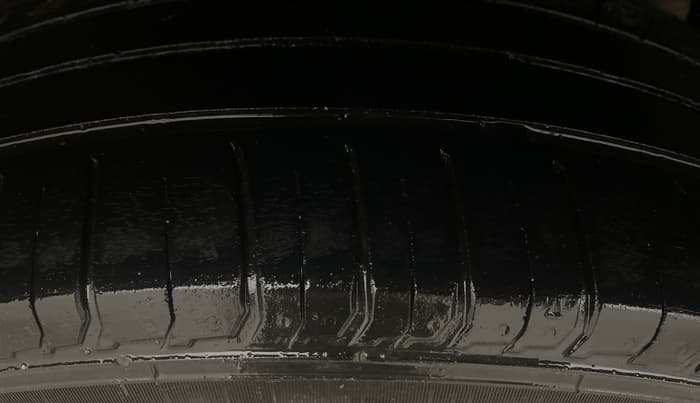2019 Mahindra XUV300 W6 1.5 DIESEL, Diesel, Manual, 1,09,569 km, Right Rear Tyre Tread