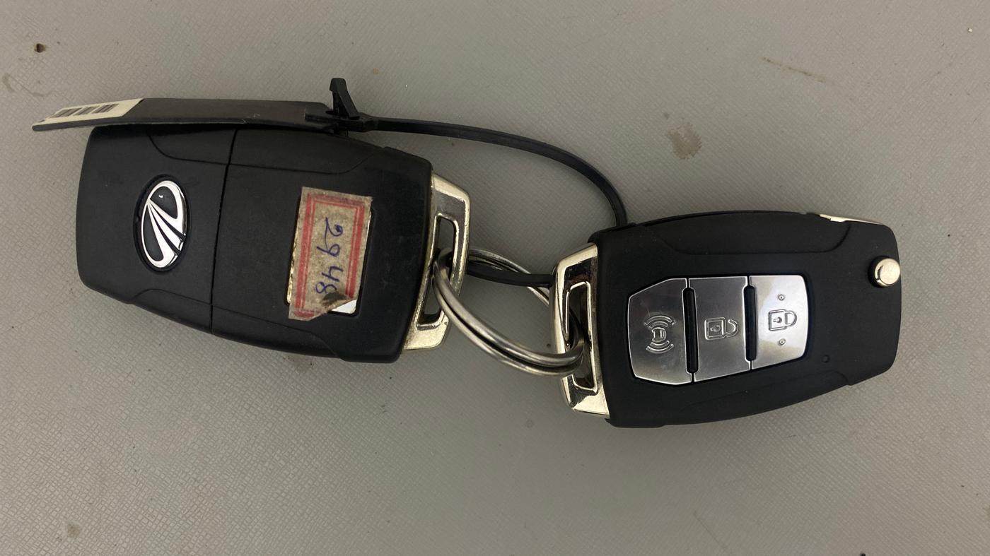 2019 Mahindra XUV300 W6 1.5 DIESEL, Diesel, Manual, 1,09,569 km, Key Close Up