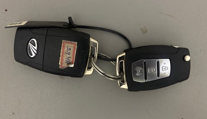 2019 Mahindra XUV300 W6 1.5 DIESEL, Diesel, Manual, 1,09,569 km, Key Close Up
