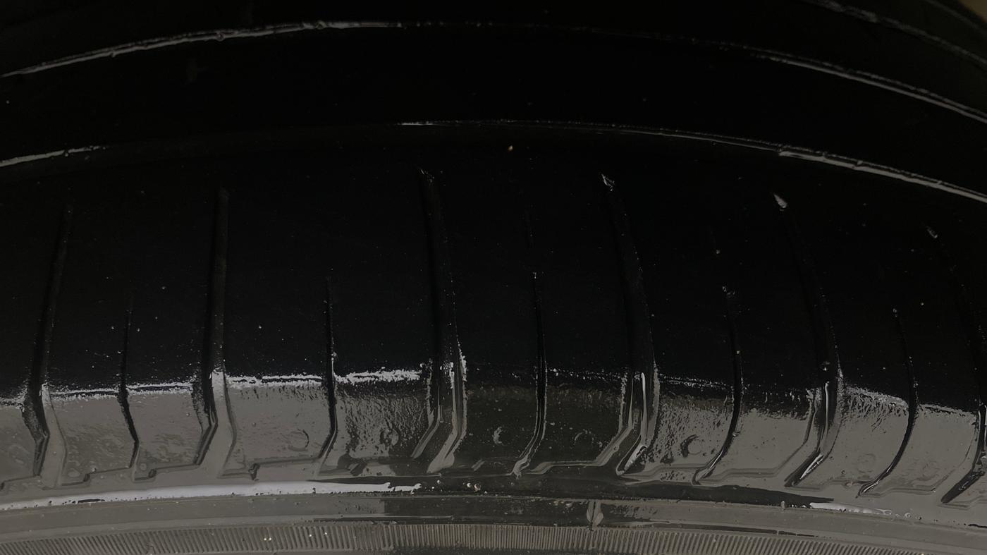 2019 Mahindra XUV300 W6 1.5 DIESEL, Diesel, Manual, 1,09,569 km, Left Rear Tyre Tread