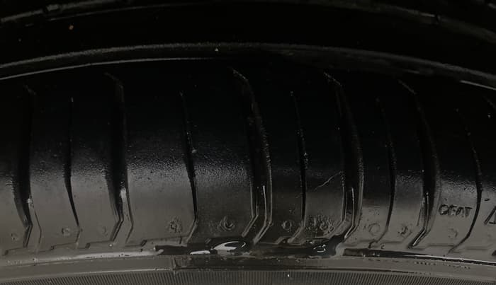 2019 Mahindra XUV300 W6 1.5 DIESEL, Diesel, Manual, 1,09,569 km, Left Front Tyre Tread
