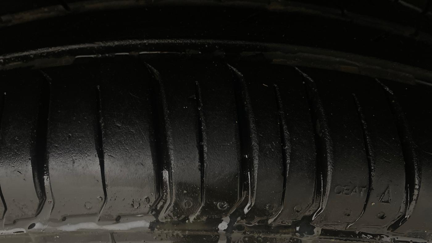 2019 Mahindra XUV300 W6 1.5 DIESEL, Diesel, Manual, 1,09,569 km, Right Front Tyre Tread