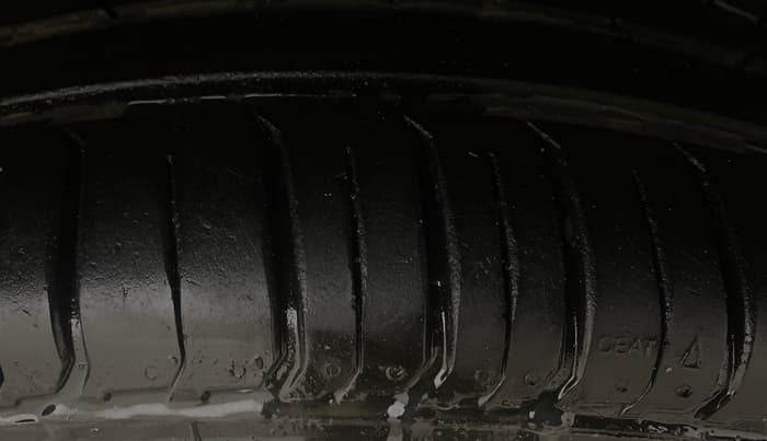 2019 Mahindra XUV300 W6 1.5 DIESEL, Diesel, Manual, 1,09,569 km, Right Front Tyre Tread