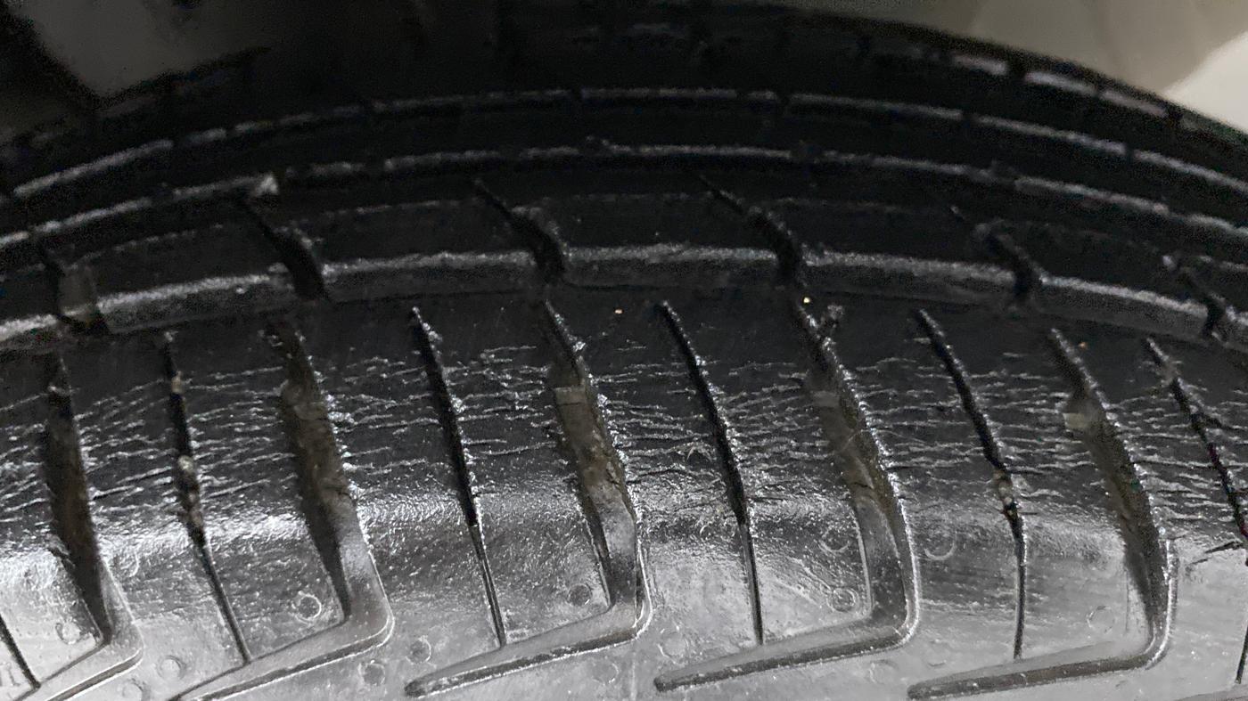 2016 Renault Kwid RXT, Petrol, Manual, 32,996 km, Right Front Tyre Tread
