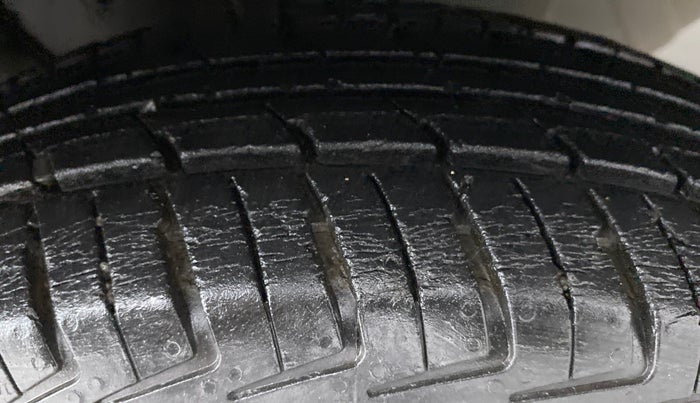 2016 Renault Kwid RXT, Petrol, Manual, 32,996 km, Right Front Tyre Tread