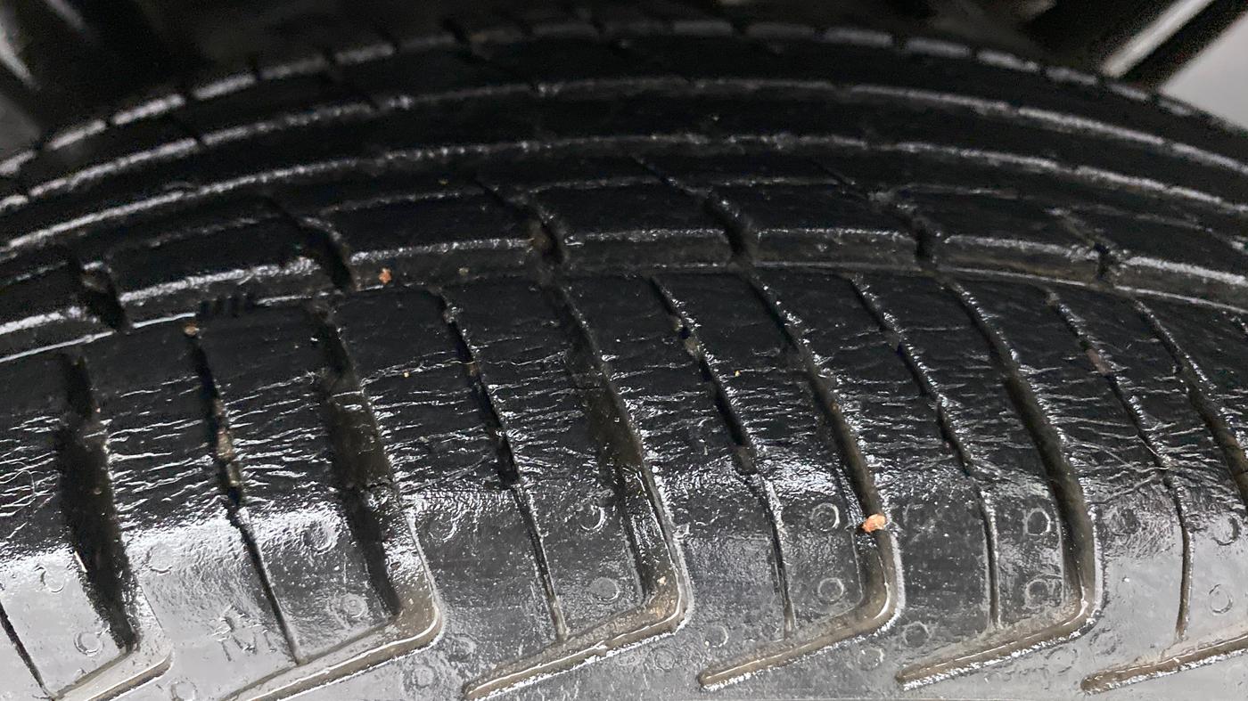 2016 Renault Kwid RXT, Petrol, Manual, 32,996 km, Right Rear Tyre Tread