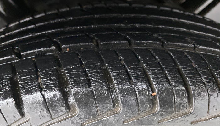 2016 Renault Kwid RXT, Petrol, Manual, 32,996 km, Right Rear Tyre Tread