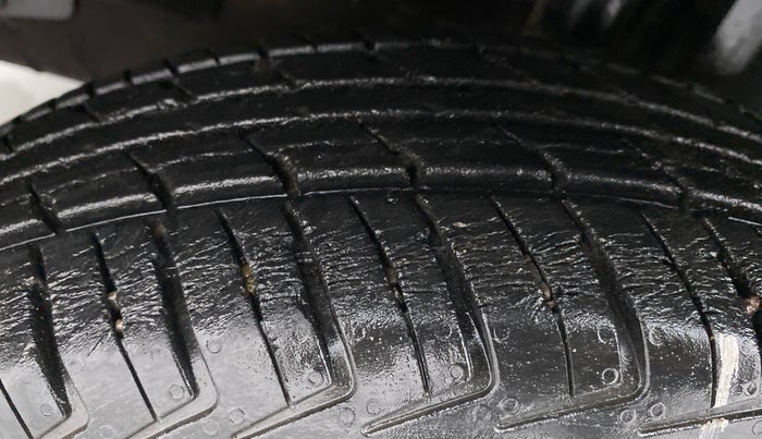 2016 Renault Kwid RXT, Petrol, Manual, 32,996 km, Left Front Tyre Tread