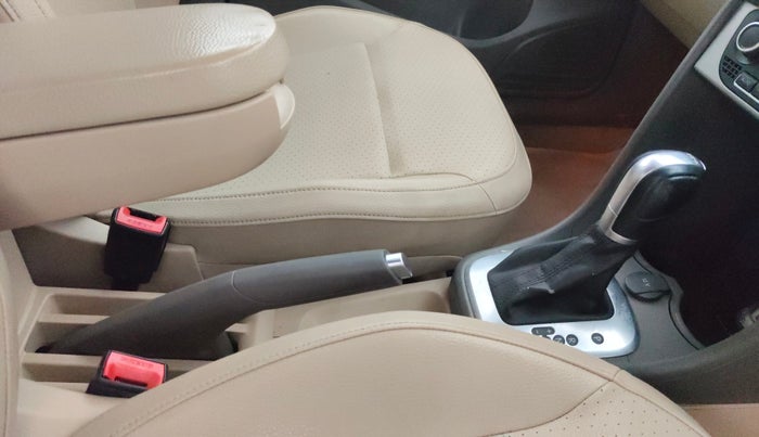 2016 Volkswagen Vento HIGHLINE 1.5 AT, Diesel, Automatic, 1,48,434 km, Gear Lever