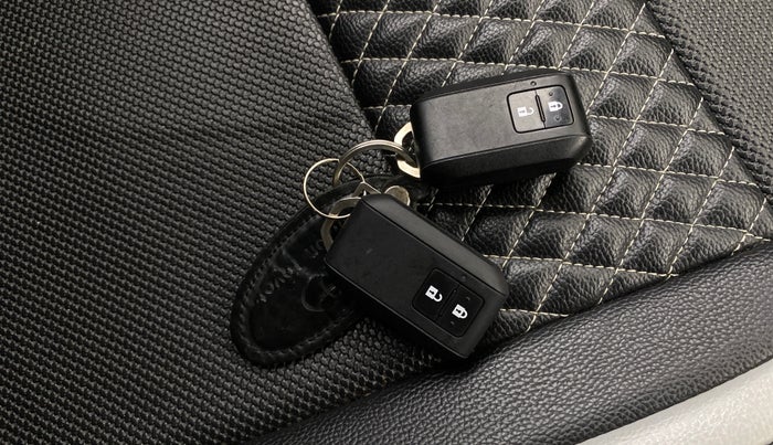 2020 Toyota Glanza G, Petrol, Manual, 39,115 km, Key Close Up