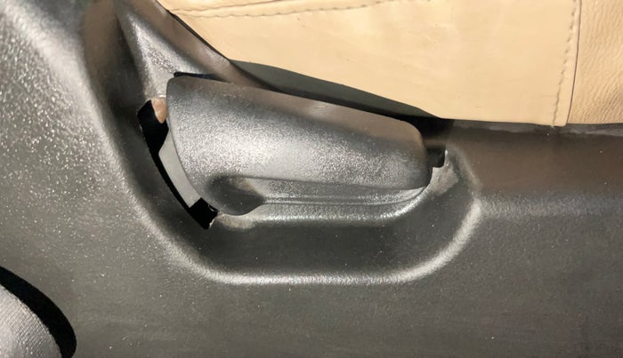 2017 Maruti Wagon R 1.0 LXI CNG, CNG, Manual, 70,776 km, Driver Side Adjustment Panel