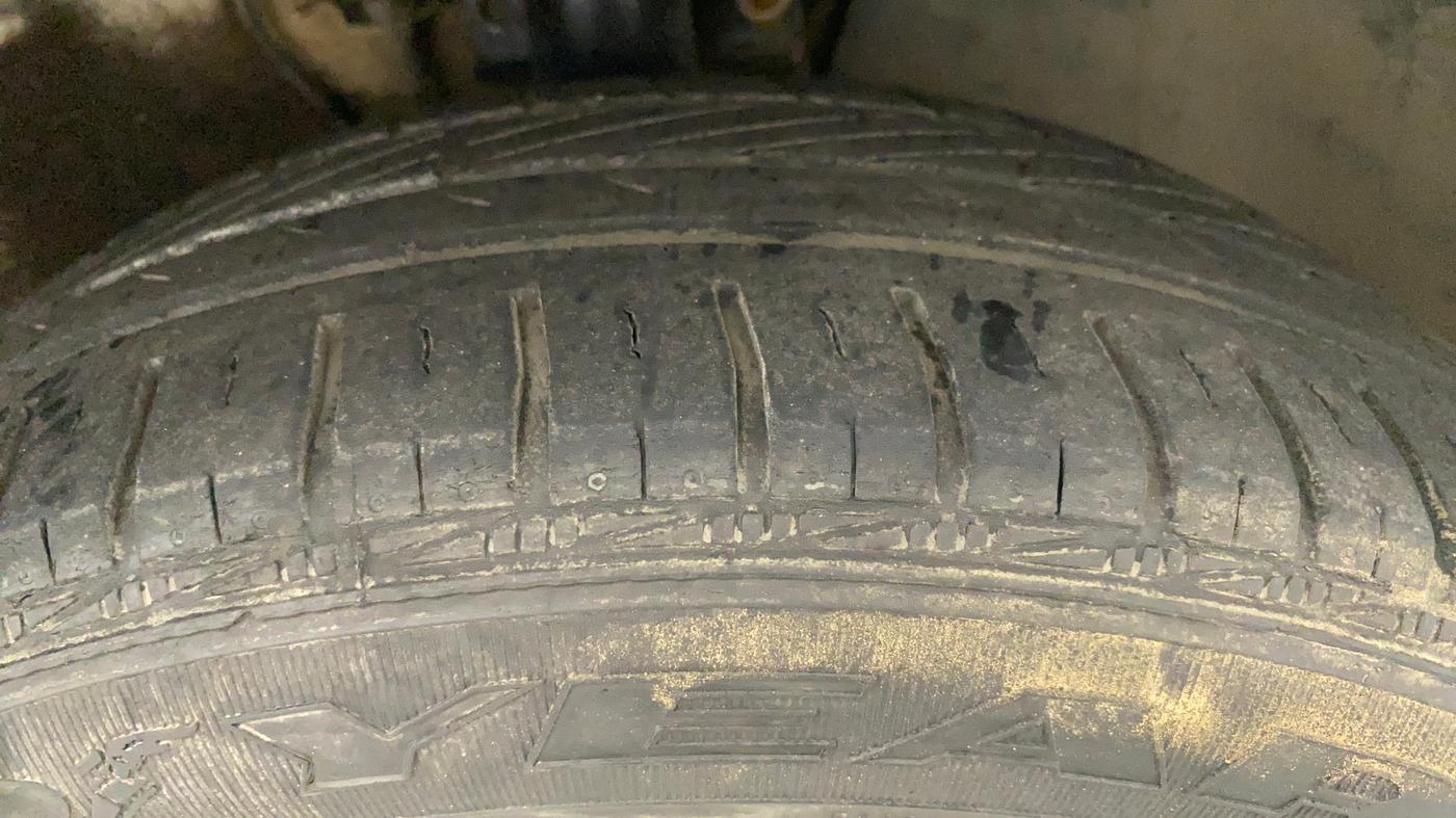 2013 Volkswagen Polo COMFORTLINE 1.2L PETROL, Petrol, Manual, Right Front Tyre Tread