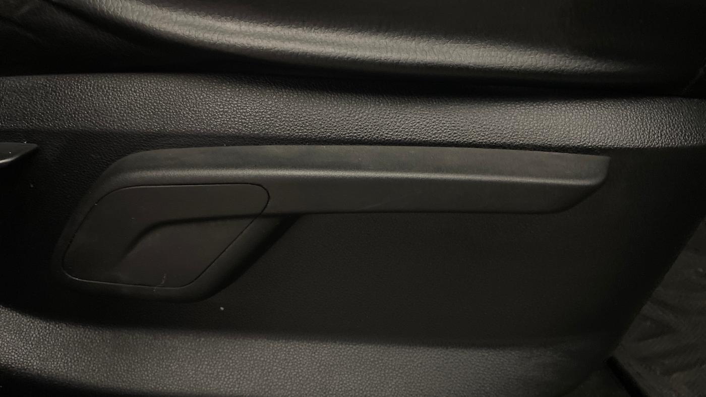 2017 Mahindra Kuv100 K6 6 STR, Petrol, Manual, 60,272 km, Driver Side Adjustment Panel
