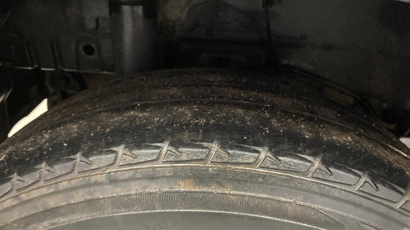 2017 Mahindra Kuv100 K6 6 STR, Petrol, Manual, 60,272 km, Right Rear Tyre Tread