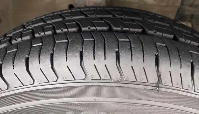 2017 Maruti Swift VXI D, Petrol, Manual, 58,050 km, Right Front Tyre Tread