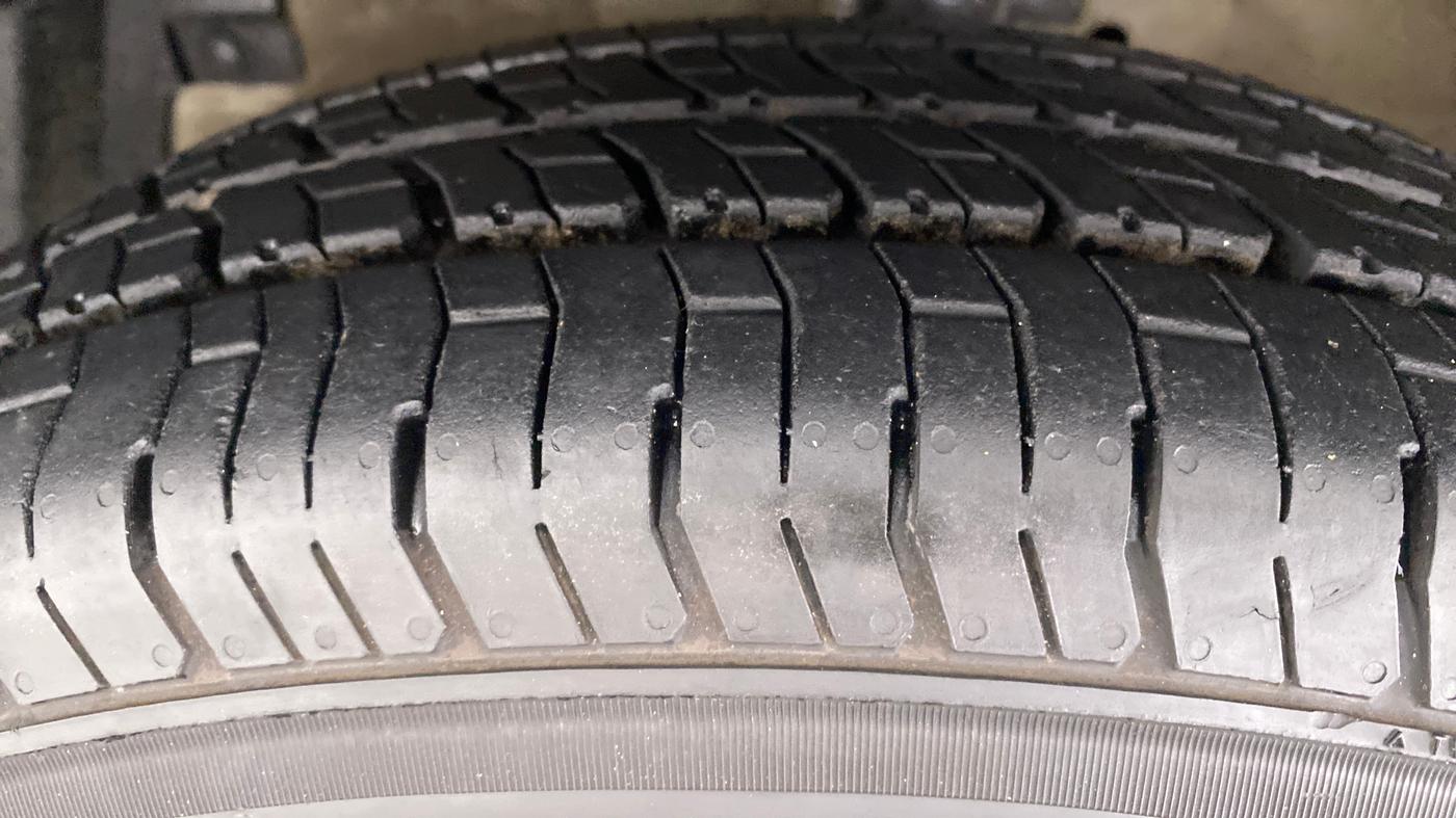 2017 Maruti Swift VXI D, Petrol, Manual, 58,050 km, Left Front Tyre Tread